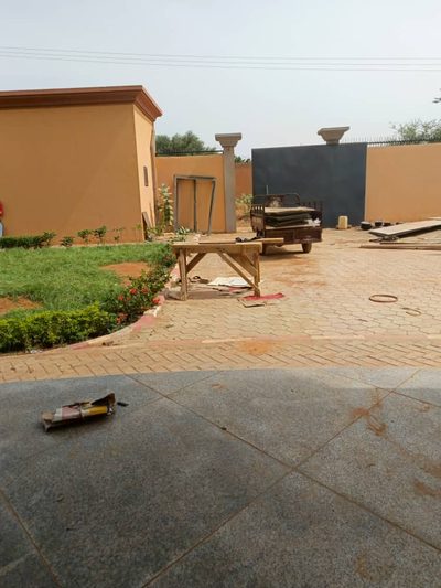 Cour intérieure pavée en fin de chantier à l'ambassade de Mauritanie, avec matériaux et outillage encore sur site