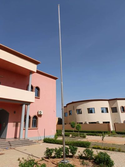 Mât porte-drapeau installé devant le bâtiment principal de l'ambassade de Mauritanie à Niamey