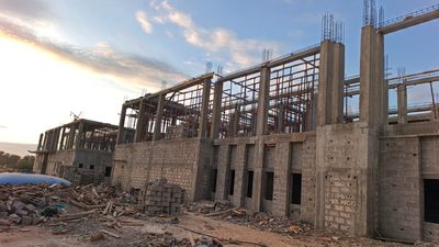 Façade du bloc administration, murs en agglos et poteaux en béton armé