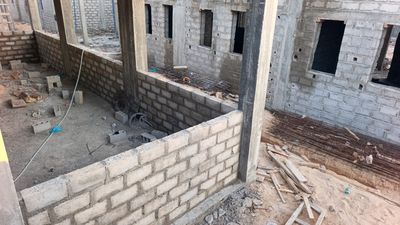 Élévation des murs des salles du bloc pédagogique en blocs de béton