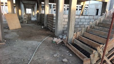 Coffrage en bois d'un escalier du bloc pédagogique, en attente de coulage