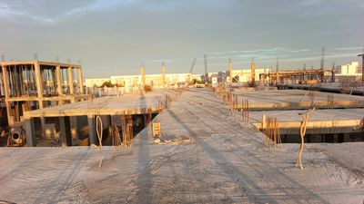 Dalle du bloc pédagogique coulée, aciers en attente pour les poteaux de l'étage
