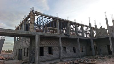 Bloc administration en construction : rez-de-chaussée maçonné et étage en structure béton armé