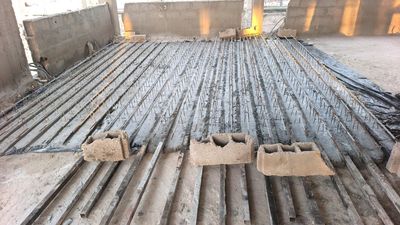 Plancher en poutrelles et hourdis du bloc amphithéâtre avant le coulage de la dalle de compression